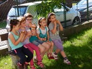 Společné odpoledne rodičů a dětí - natírání popelnic